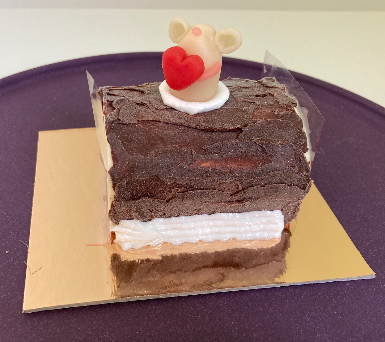 Mini bûche vanille - chocolade met ganache en Valentijnversiering.