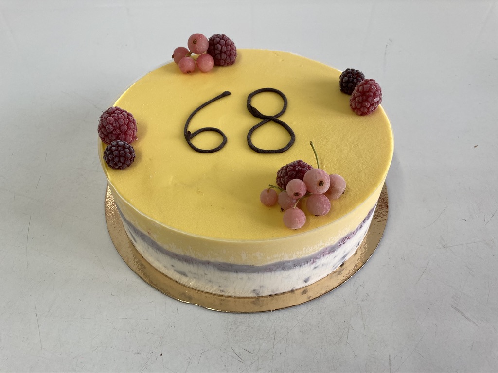 IJstaart straciatella - mango, frambozen rondom, fruit bovenop en opschrift '68' met chocolade.