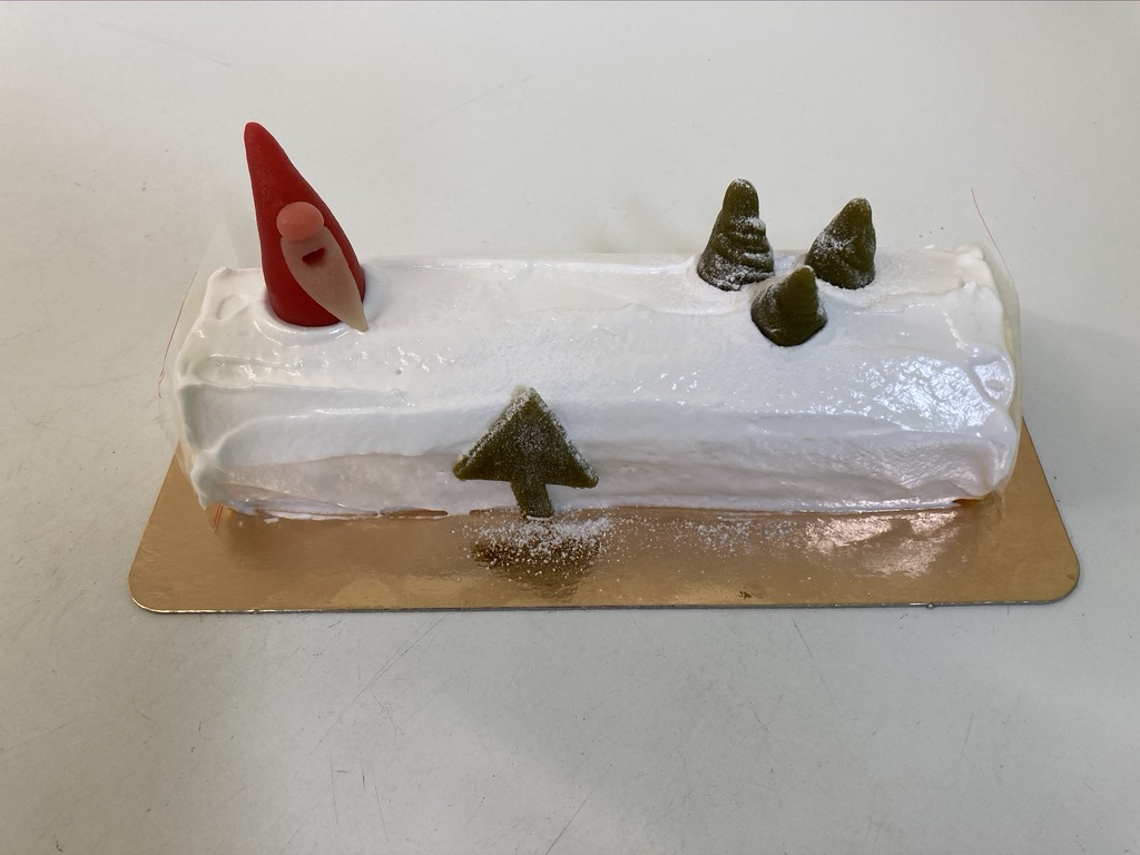 IJsbûche vanille - framboos, meringue rondom en kerstdecoratie in marsepein bovenop.